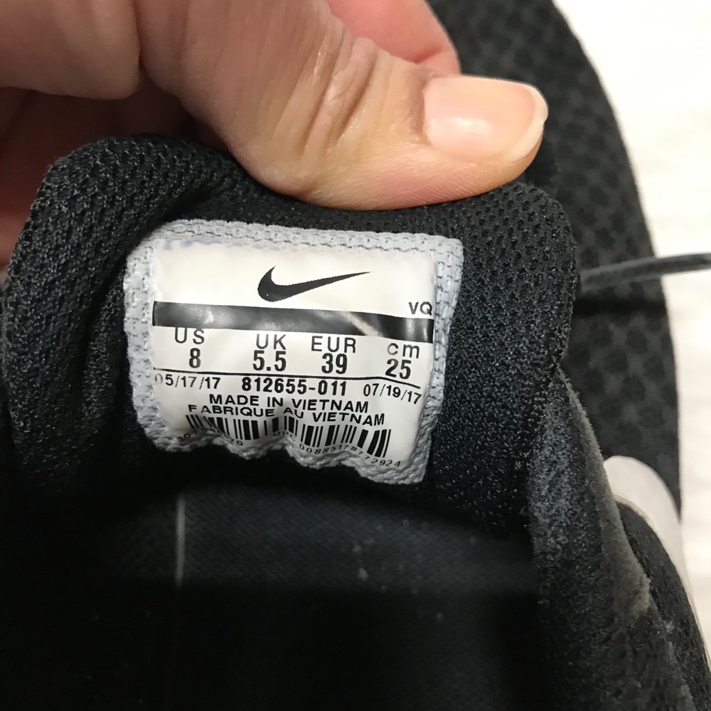 Nike woman’s black shoes size 8 - Picture 8 of 9